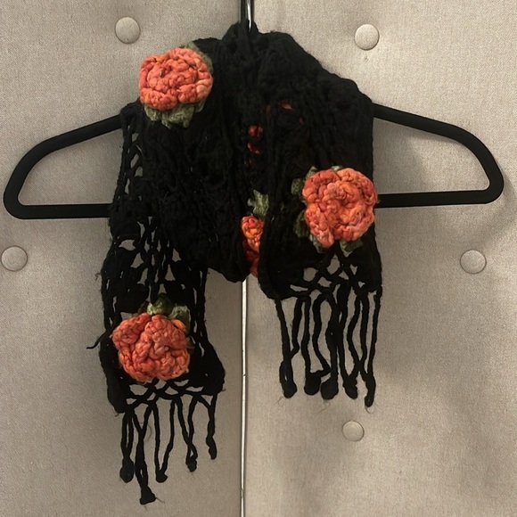 Vintage Hand Made Crochet Triangular Black Shawl/Scarf w Coral Flowers & Fringes - Picture 6 of 6